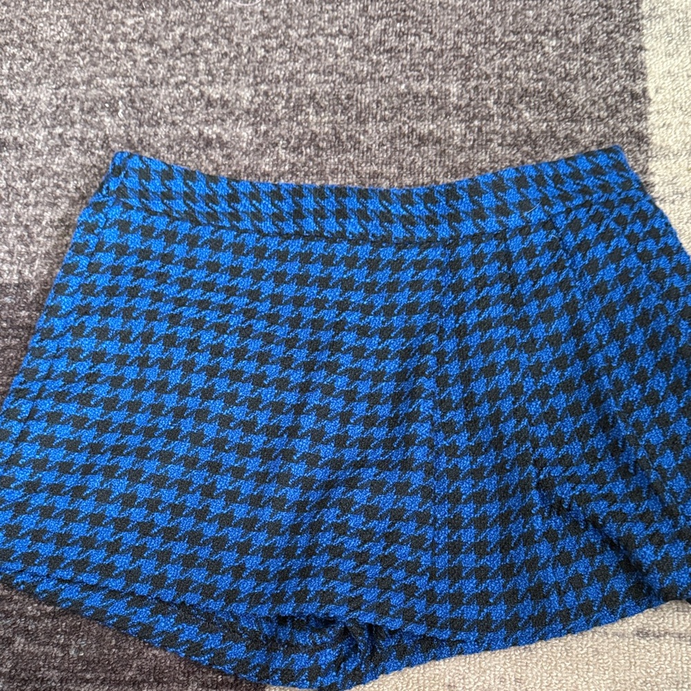 Zara Black and Blue Patterned Skort Size XS
NWOT
